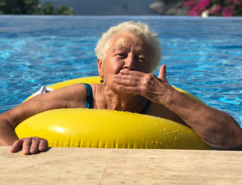  Όλοι μιλούν για το nonna-maxxing: Γιατί θέλουμε ξαφνικά να ζήσουμε σαν Ιταλίδες γιαγιάδες;
