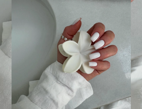 Coconut Latte Nails: Η νέα γαλακτερή τάση που χαρίζει στα νύχια φυσική λάμψη