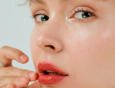 Popsicle Lips: Η πιο ζουμερή απόχρωση της φράουλας φτάνει στα χείλη
