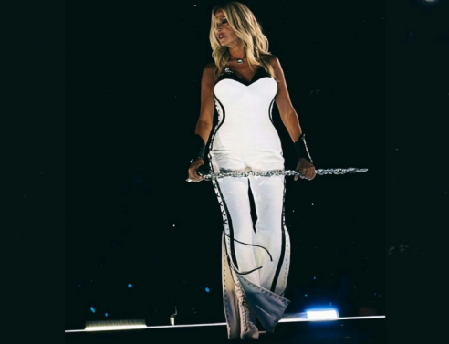 Το look της Άννας Βίσση στο ΟΑΚΑ μάς έστειλε μέχρι τη Σαουδική Αραβία