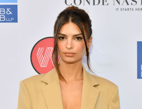 Η Έμιλι Ραταϊκόφσκι ημίγυμνη στους δρόμους του Μανχάταν