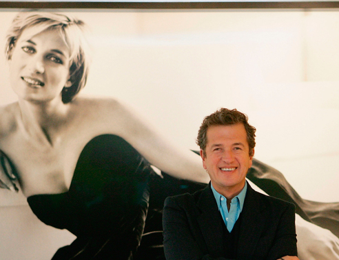 Ο φωτογράφος Mario Testino στην έκεθση «Diana, Princess Of Wales By Mario Testino»