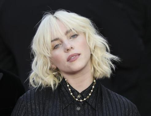 Η Μπίλι Άιλις topless για το νέο της άρωμα, στην πιο sexy καμπάνια που είδαμε πρόσφατα