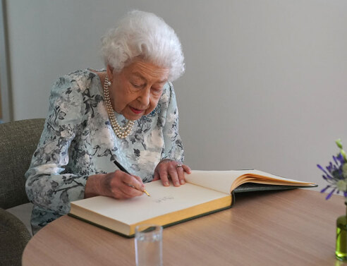 Η βασίλισσα Ελισάβετ είχε αίσθηση του χιούμορ και φρόντισε να το δείξει σε συνάντηση με Αμερικανό τουρίστα στη Σκωτία