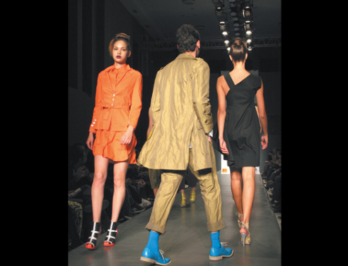 Φλούο καναρινί παπούτσια και διχτυωτά καλσόν με υπερμεγέθεις πέρλες...