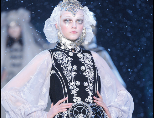 Φόρεμα με ελληνικά στοιχεία του Galliano (Φθιν.-Xειμ. 2009/2010)