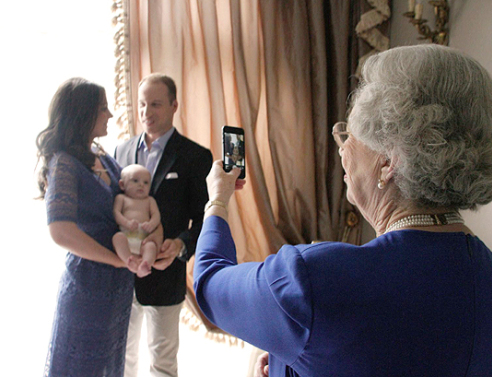 Η Alison Jackson, δημιουργεί αληθοφανείς φωτογραφίες με θέμα την Βασίλισσα Elizabeth, τον Prince William και την Kate Middleton.