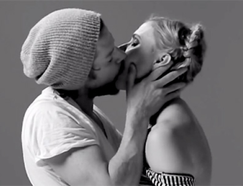 20 άγνωστοι φιλιούνται για πρώτη φορά