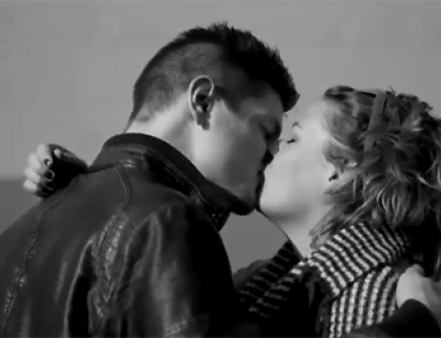 Άγνωστοι φιλιούνται στ’ αλήθεια για πρώτη φορά