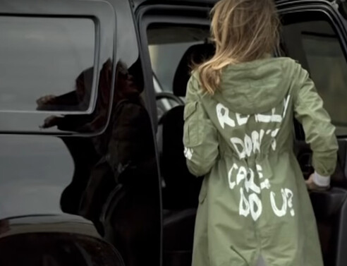 Η Μελάνια αποκαλύπτει γιατί έβαλε το τζάκετ με το μήνυμα «Πραγματικά δεν με νοιάζει»