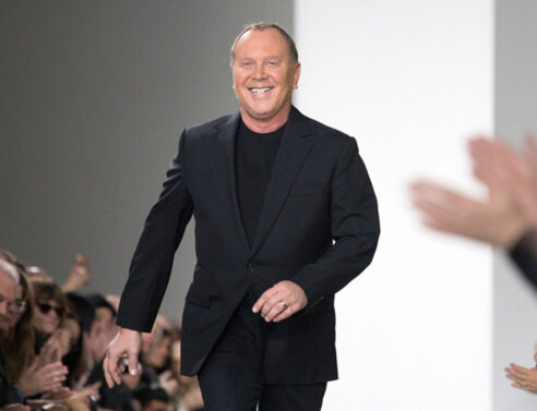 Είναι επίσημο: Ο Michael Kors εξαγόρασε τον Versace έναντι 1,83 δισ. ευρώ