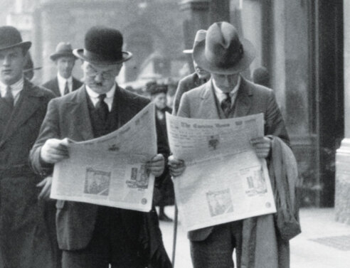 men-reading-newspapers-in-016.jpg