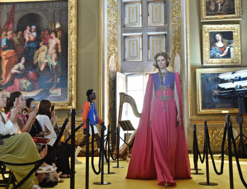 Επίδειξη της cruise συλλογής οίκου Gucci στο Παλάτσο Πίττι στη Φλωρεντία το 2017