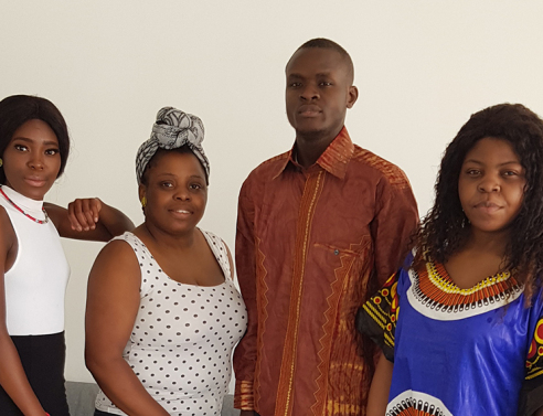 Ρουθ Μπιαλούα (δεύτερη από αριστερά) ανάμεσα σε μοντέλα της επίδειξης, που φορούν δημιουργίες της