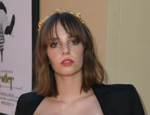 Η χρυσή εμφάνιση της Maya Hawke στην πρεμιέρα του Tarantino
