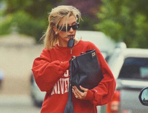 Η Χέιλι Μπίμπερ φωτογραφίζεται ως Πριγκίπισσα Νταϊάνα