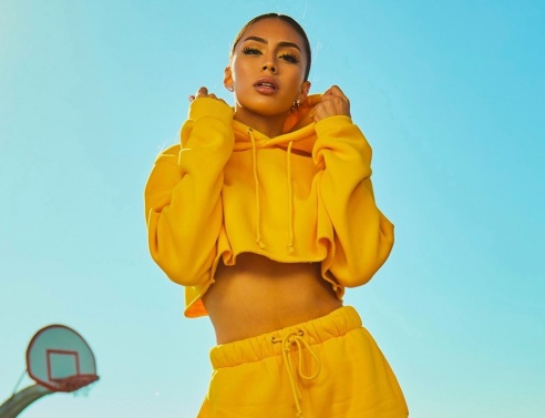 Κοπέλα με κίτρινα ρούχα