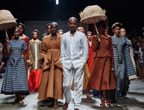 Μοντέλα στην πασαρέλα της Εβδομάδας Μόδας στο Κέιπ Τάουν