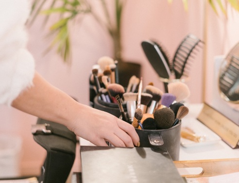 Τραπέζι με πινέλα για μακιγιάζ