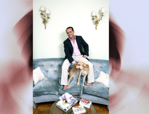 Ο σχεδιαστής Βασίλης Ζούλιας στο σπίτι του με το σκύλο του