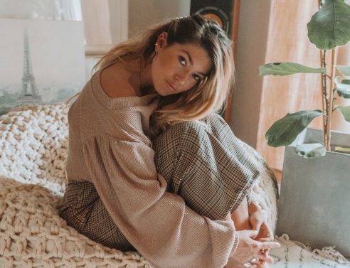 Η σχεδιάστρια Βάσια Κωσταρά στο σπίτι της