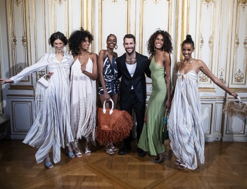 Ο σχεδιαστής Jacquemus ποζάρει αγκαλιά με έξι μοντέλα από το show του