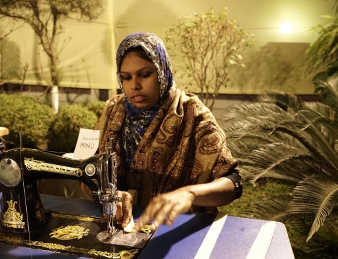 Γυναίκα στο Μπαγκλαντές ράβει ρούχα