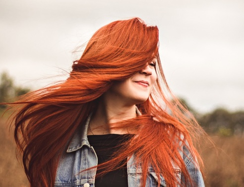 Κοπέλα με κόκκινα μαλλιά
