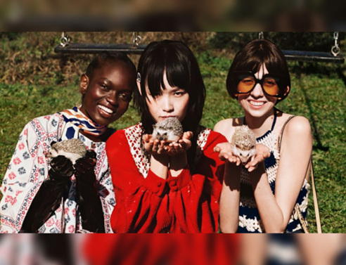 Φωτογραφία από την καμπάνια της Gucci 2020 με 3 κορίτσια που κρατούν στα χέρια σκατζόχοιρους