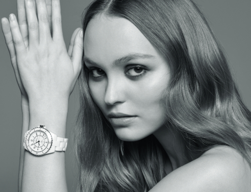 Η Lily Rose Depp με το J12 της Chanel