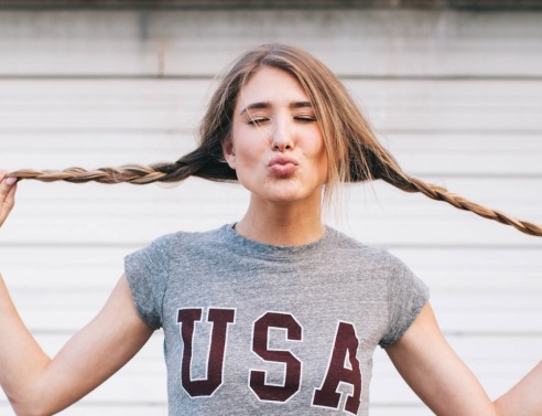 Κορίτσι με κοτσιδάκια στα μαλλιά