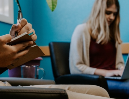 Η συγγραφέας Μανίνα Ζουμπουλάκη παραδίδει δωρεάν μαθήματα για να φτιάξεις μια ηρωίδα