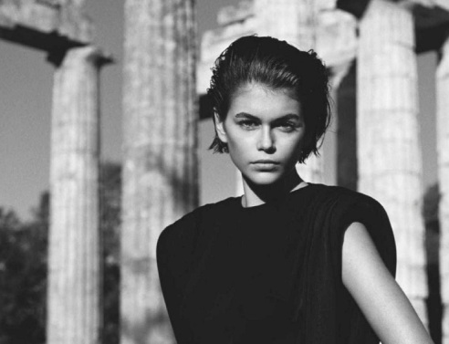 Η Kaia Gerber φωτογραφίζεται στο Ιερό του Δία στη Νεμέα για τη βρετανική Vogue