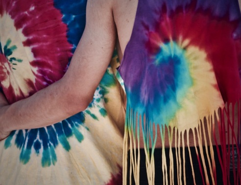 Πώς να πετύχεις το Τie-Dye στα ρούχα μόνη σου στο σπίτι