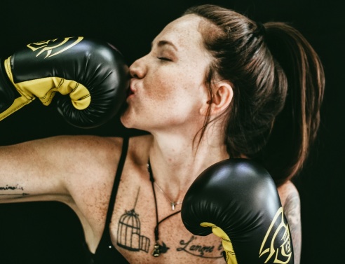 Γυναίκα με γάντια του μποξ