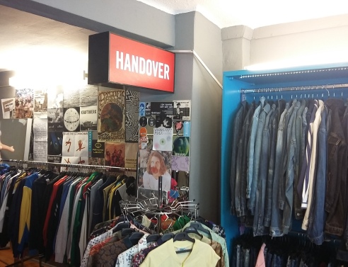 Νέες αφίξεις στο Handover second hand clothes and accessories της  Θεσσαλονίκης: Ψάξαμε τι κρύβεται πίσω από τη βιτρίνα