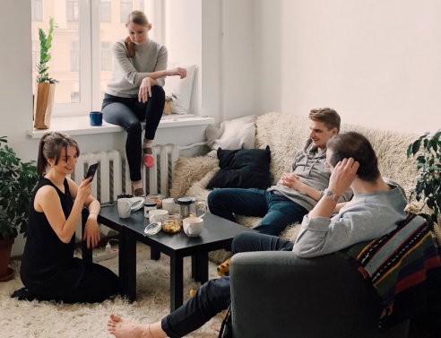 Φίλοι στο σπίτι με ασφάλεια