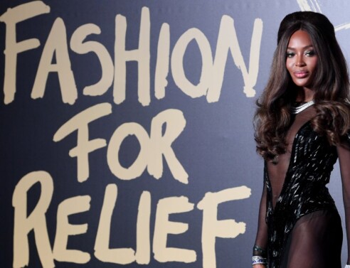 Ναόμι Κάμπελ: Γυμνή μόνο με καπέλο και γάντια στο Instagram