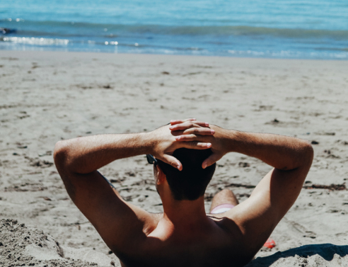 Ένας άντρας δοκιμάζει καλλιτεχνικό self-tanning