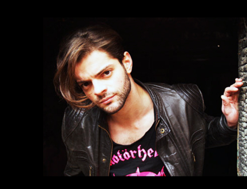 Συνέντευξη με τον εικαστικό Γιώργο Τζινούδη για τα ποπ κοσμήματα που φτιάχνει.