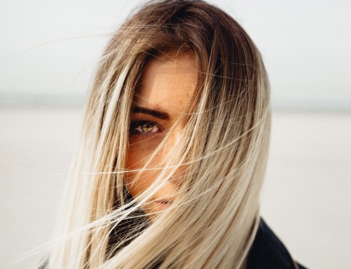 Κοπέλα με μακριά καστανόξανθα μαλλιά