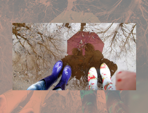 Ένα κορίτσι υποδέχεται στον κόσμο τις δύο μικρές δίδυμες αδερφές του και περιγράφει τα αισθήματά του.