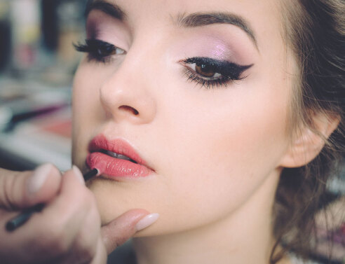 Κοπέλα που βάφεται