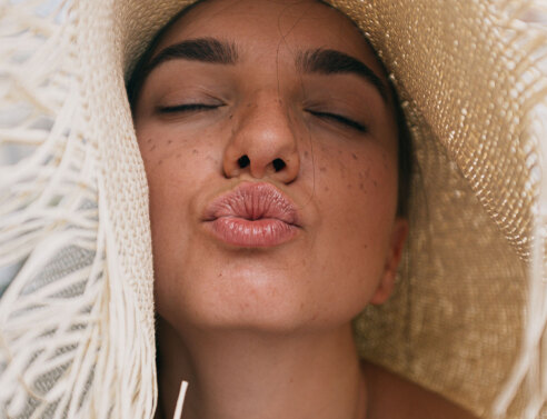 Κοπέλα με καπέλο και σουφρωμένα χείλη