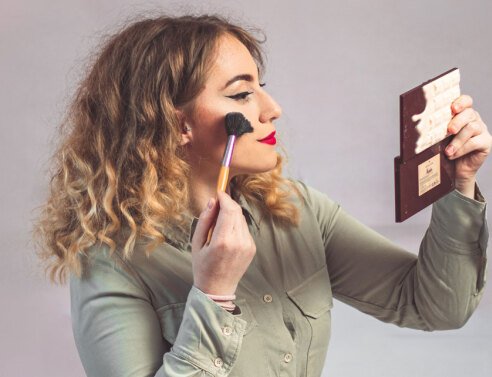 Κοπέλα που βάφεται