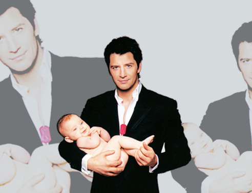 Ο Σάκης Ρουβάς όταν, συμβάλλοντας στην καμπάνια κατά του AIDS, είχε φωτογραφηθεί από τον Τάκη Διαμαντόπουλο για τη δράση stopaids.