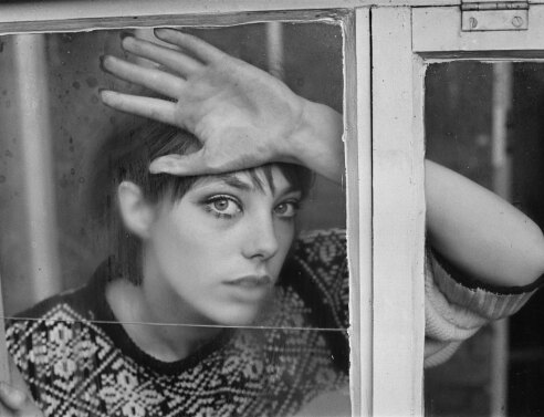 Ασπρόμαυρη φωτογραφία της Jane Birkin πίσω από ένα τζάμι