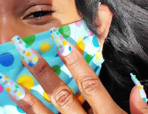 Trend 2020 (και κορωνοϊού): Ταίριαξε τη μάσκα με το μανικιούρ σου