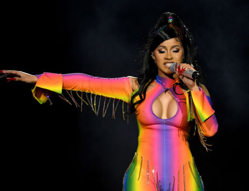 Η Cardi B αγαπά τα λογότυπα και το δείχνει στο instagram