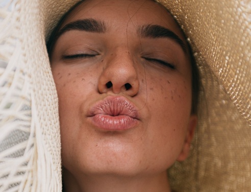 Πώς θα ξεφορτωθείς τα σκασμένα χείλη μια και καλή